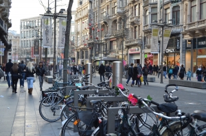 Altro che nemici: i ciclisti possono salvare il piccolo commercio. Più delle auto